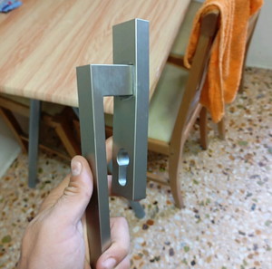 χερούλι πόρτας αλουμινίου με ανακληση