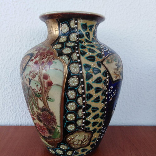 Satsuma Vase like new with rich hand-painted decoration