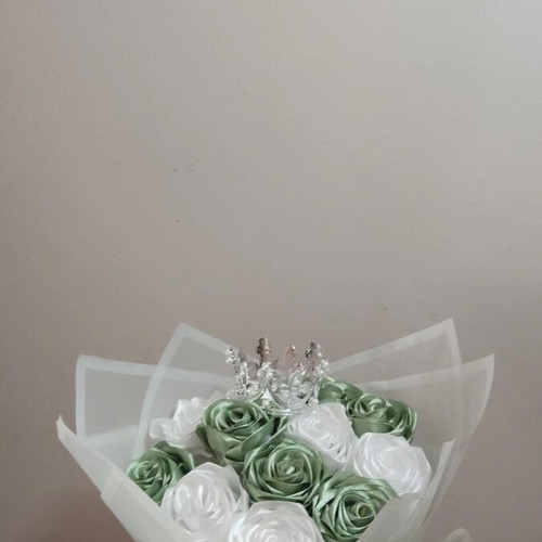 Bouquet of 12 roses like new