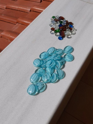 Decorative glass pebbles like new, set with large and small pieces
