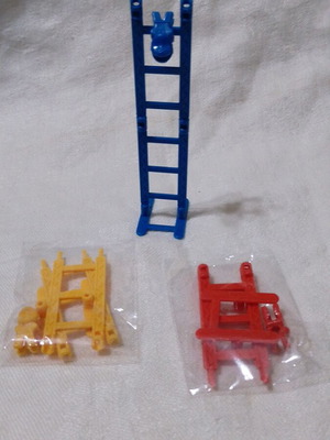 Figures descending ladder new, pack of 3