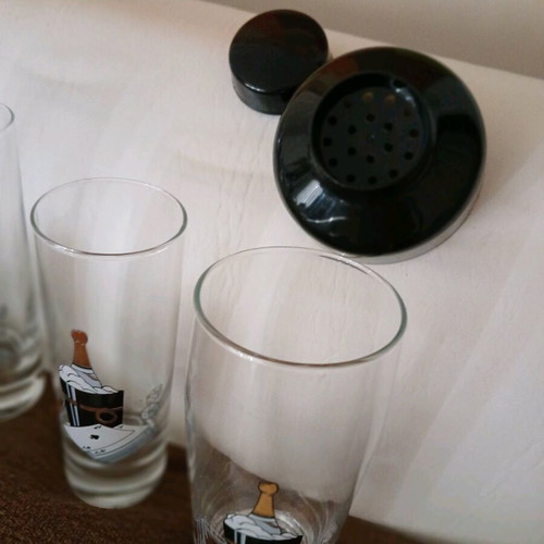 Cocktail set with 2 glasses and shaker new