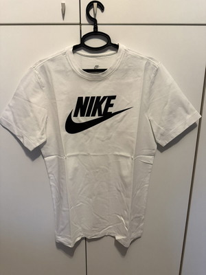 Nike T shirt medium like new, white