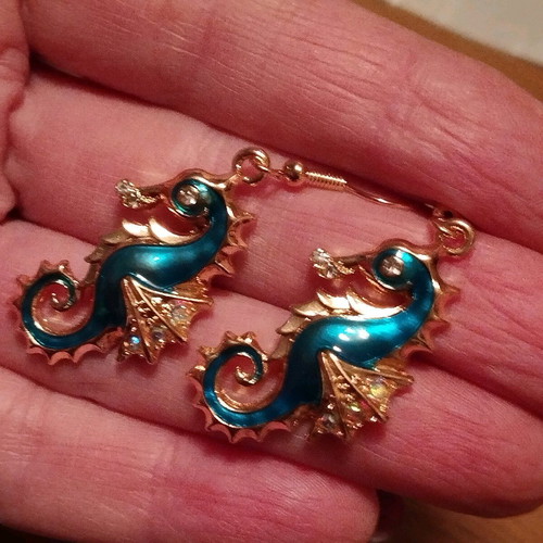 Seahorse earrings in like new condition made of zinc alloy