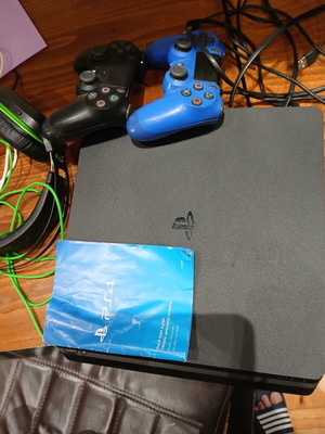 PlayStation 4 (PS4) like new, two controllers, no updates last 6 years