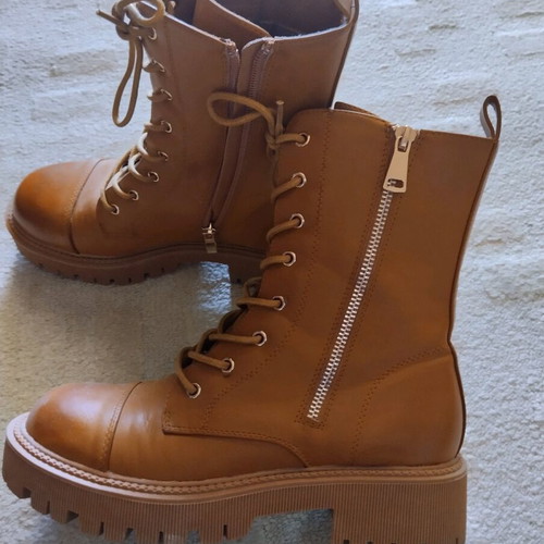 Women's boots like new, size 39, brown tan with zipper and laces