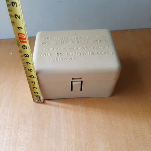 Vintage scales used in plastic case from 1981