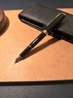 Parker перо употребявано, черно с златисти акценти, среден писец