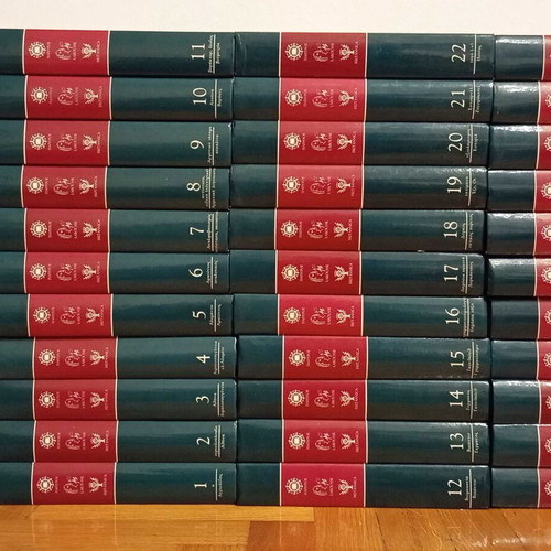 Papyrus Larousse Britannica Encyclopedia set like new, 55 volumes
