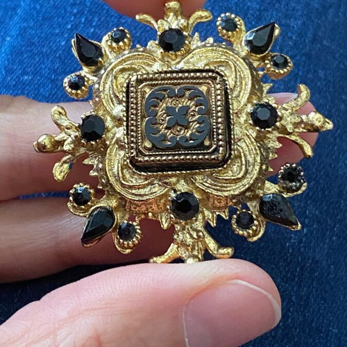 Sphinx brooch collectible gold plated like new with black rhinestones