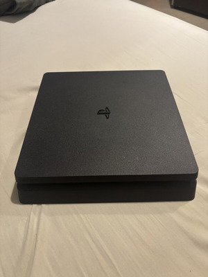 PlayStation 4 500GB like new with original camera and games
