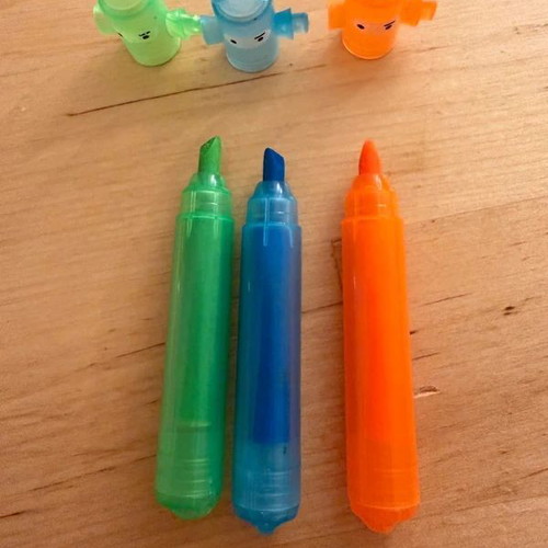 Set of 3 highlighter pens like new, joined with caps