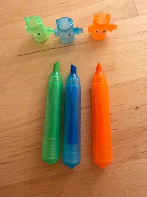 Set of 3 highlighter pens like new, joined with caps