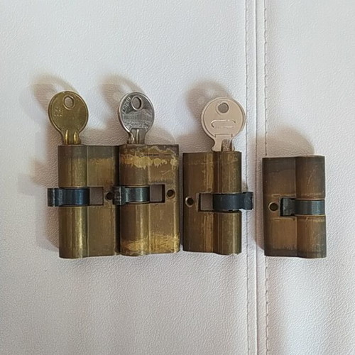 Vintage locks set of 4 used, 2 with keys, 6 cm and 5.5 cm