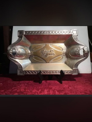 Ανάγλυφο ορειχάλκινο καλάθι σε στυλ art nouveau με έφιππο μονομάχο