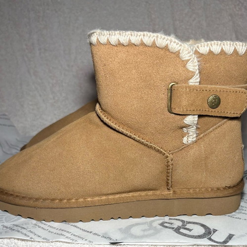 UGG Bailey Button II Chestnut boots new, size 40