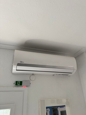 Климатик MIDEA Inverter Quattro 24000 BTU почти нов с йонизатор