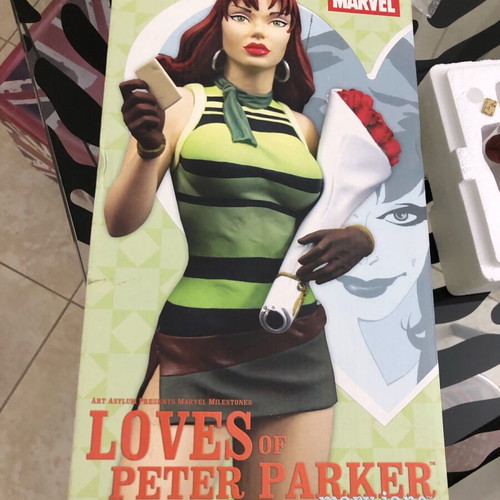 Mary Jane Loves Of Peter Parker statue used, broken, Diamond Select 12-14”