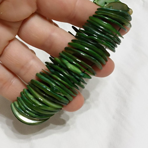 Bracelet with natural shell beads, green, like new