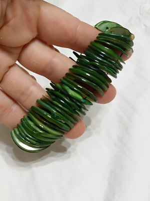Bracelet with natural shell beads, green, like new