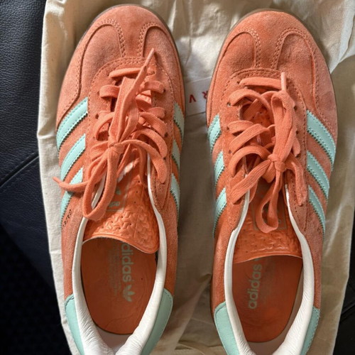 Adidas Gazelle women's shoes size 37.5 like new with turquoise laces