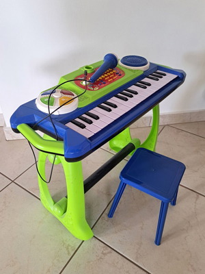 Rock Star children's keyboard like new with keys, sound effects, detachable microphone and stool