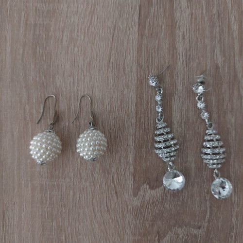Set of two pairs of earrings like new, white and silver