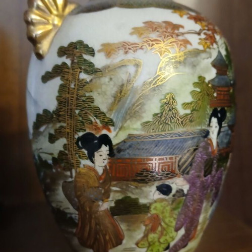 Satsuma vase with geishas like new, small
