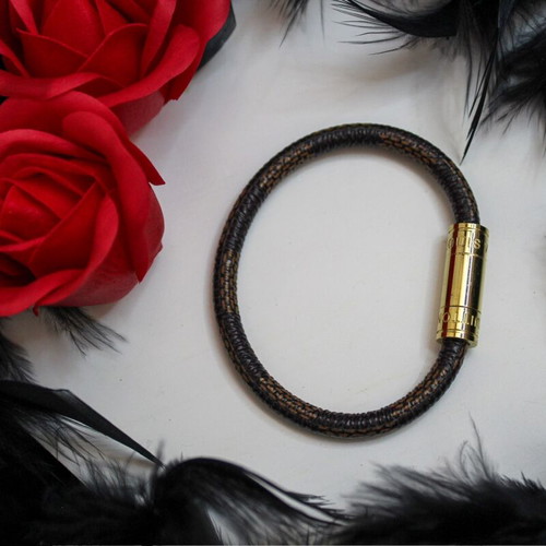 Bracelet with magnetic clasp in three colors, like new