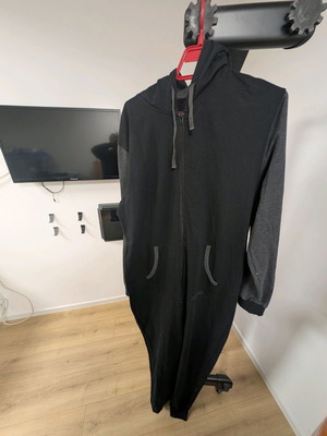 Bench onesie size L used, black