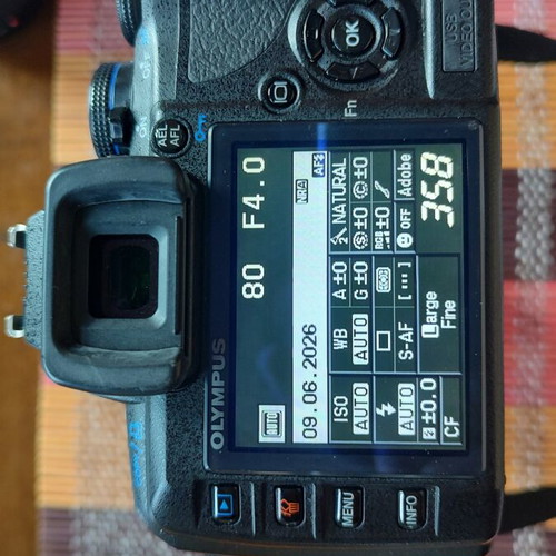 Olympus E420 DSLR camera like new with 2 lenses 17.5-45mm & 40-150mm telephoto