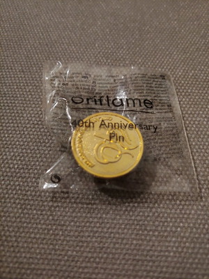 Επιχρυσωμένο pin 40 χρόνια Oriflame αχρησιμοποίητο