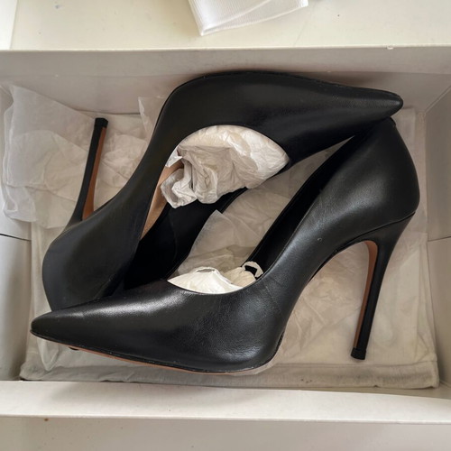 Schutz black leather pumps like new, size 38