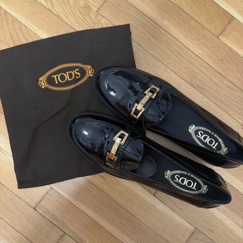 Tod's black patent leather loafer like new with gold logo detail