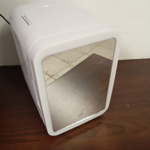Mini Beauty Fridge 4 Liter Used, 12 Volt 220 Volt