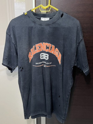 Balenciaga Maison T-shirt Medium Fit σαν καινούργιο, vintage φθαρμένο