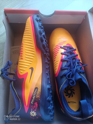 Nike Jr. Phantom 6 Low Academy Earling Halland's Boy Football Trainers New, Size 38.5 EU