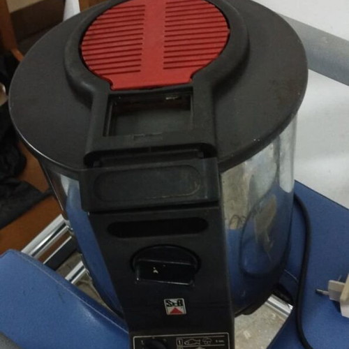 Seb 1900W deep fryer pot used with splash protection