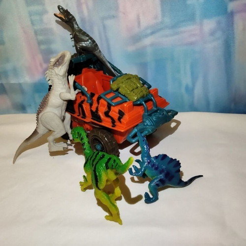 Dino Valley Jeep Chap Mei with Skinny Bones figure and 4 dinosaur figures