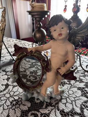 Decorative figurine with mirror