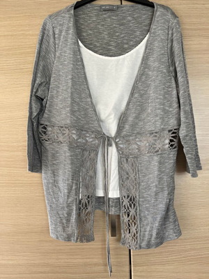 Women's blouse like new, size 16, gray and white with lace