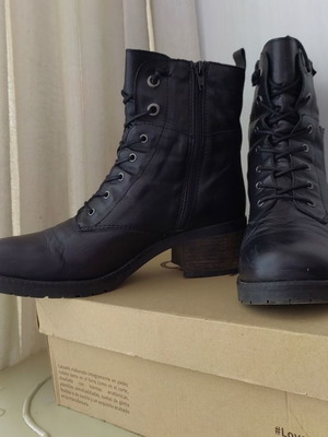 Γυναικεία μποτάκια Carmela Footwear μεταχειρισμένα, δερμάτινα, νούμερο 41, μαύρα