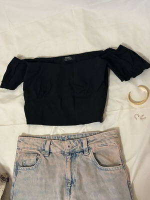 Bershka Black Off-the-Shoulder Crop Top like new, size Medium