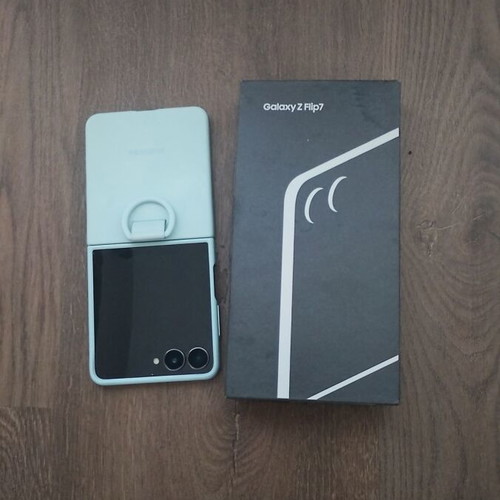 Samsung Galaxy Z Flip7 phone new, black, 256GB, dual SIM