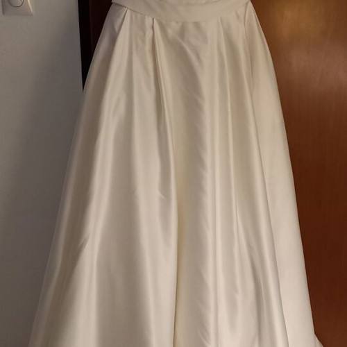 Demetrios satin wedding dress like new with detachable sleeves