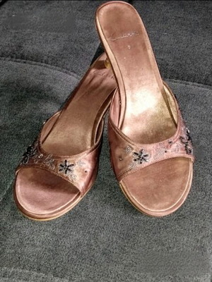 Clarks παντόφλες με χειροποίητη διακόσμηση από μεταξωτό σατέν μεταχειρισμένες, μέγεθος 38, ροζ
