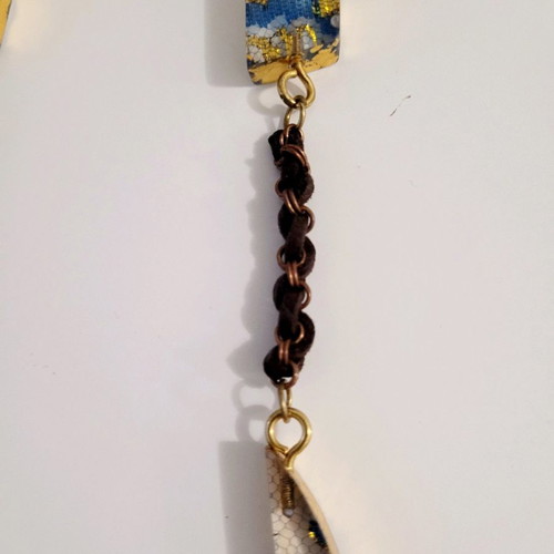 Multicolored necklace with plexiglass.