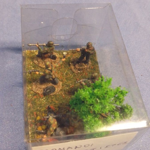 Mini Diorama German Paratroopers World War II scale 1/72 like new