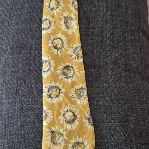 Silk tie like new, gray and yellow floral pattern