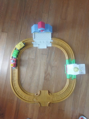 Τρενάκι Fisher Price μεταχειρισμένο με ράγες, κτίσματα και βαγόνια